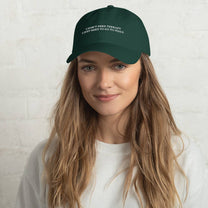 Cappellino dad in cotone organico con ricamo “I don’t need therapy”