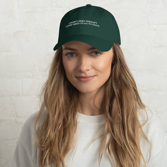 Cappellino dad in cotone organico con ricamo “I don’t need therapy”