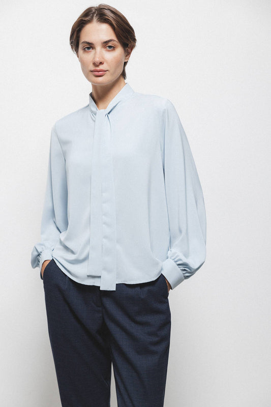 Blusa tinta unita con fiocco al collo