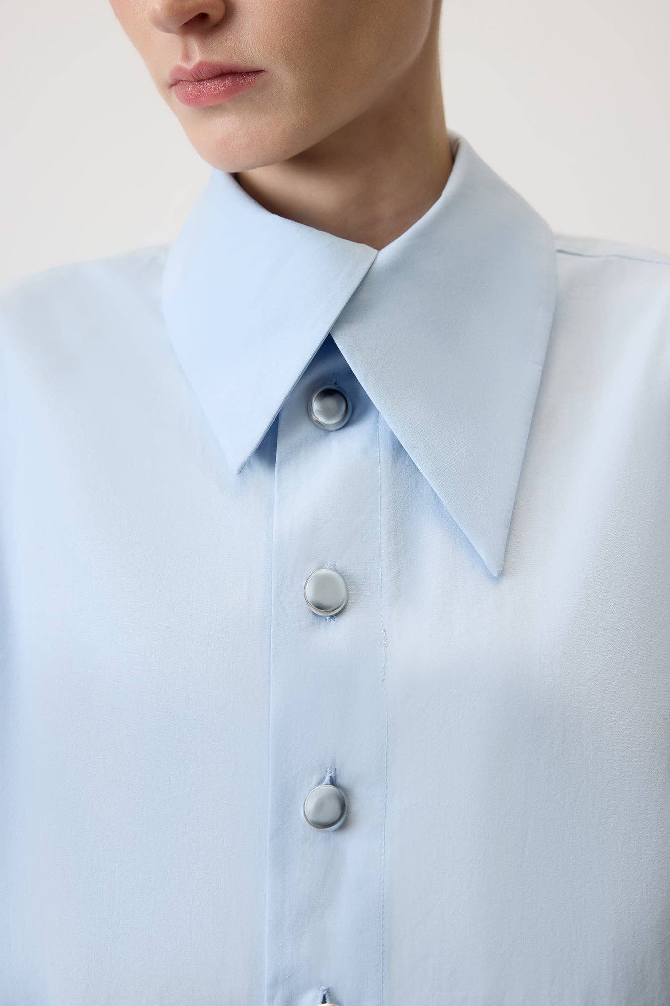 Camicia oversize azzurra con bottoni in metallo