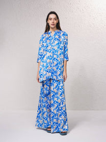 Blusa lunga in satin stampato blu