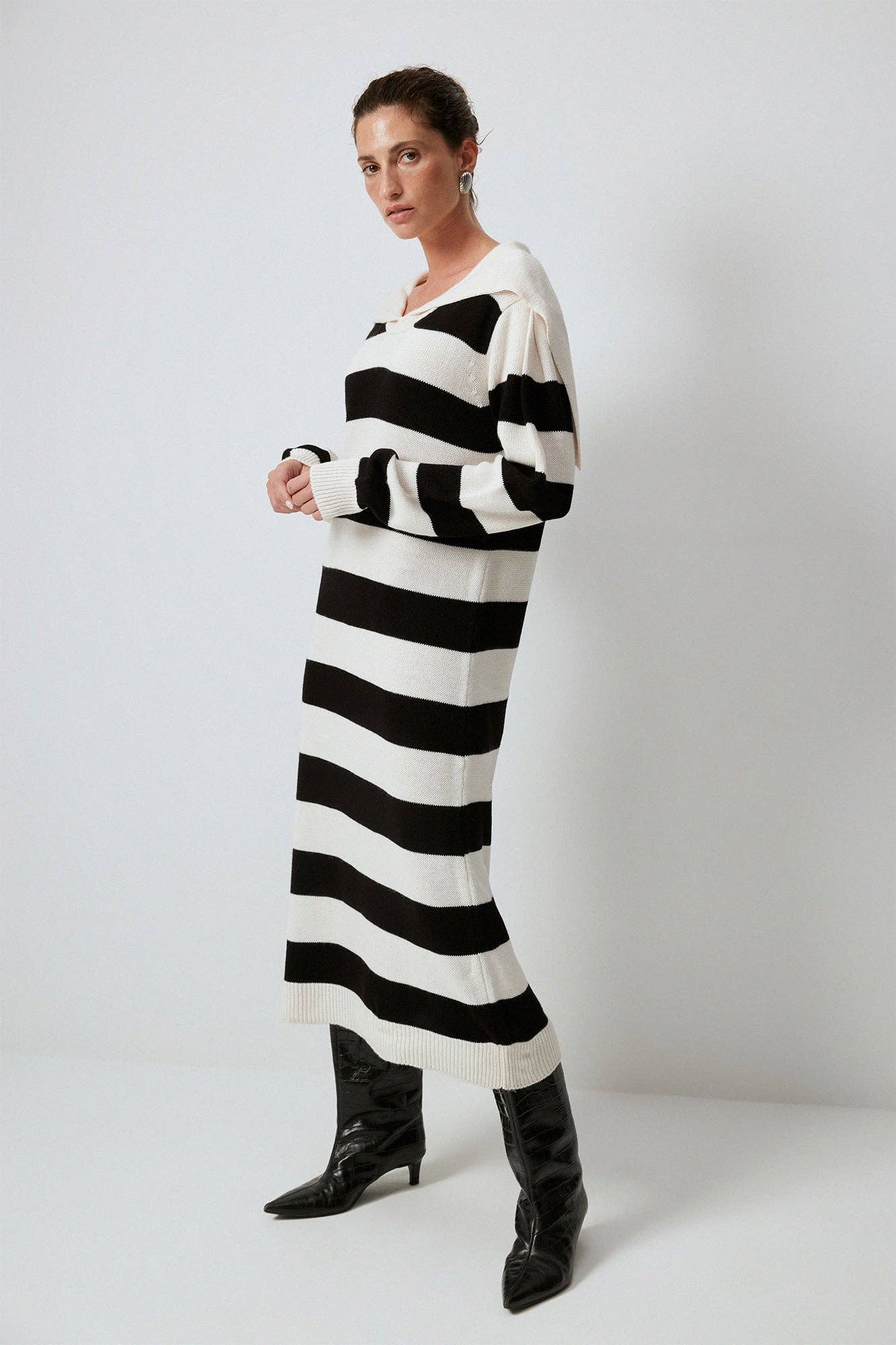 Abito in maglia a righe con colletto ampio