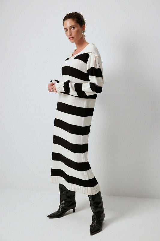 Abito in maglia a righe con colletto ampio