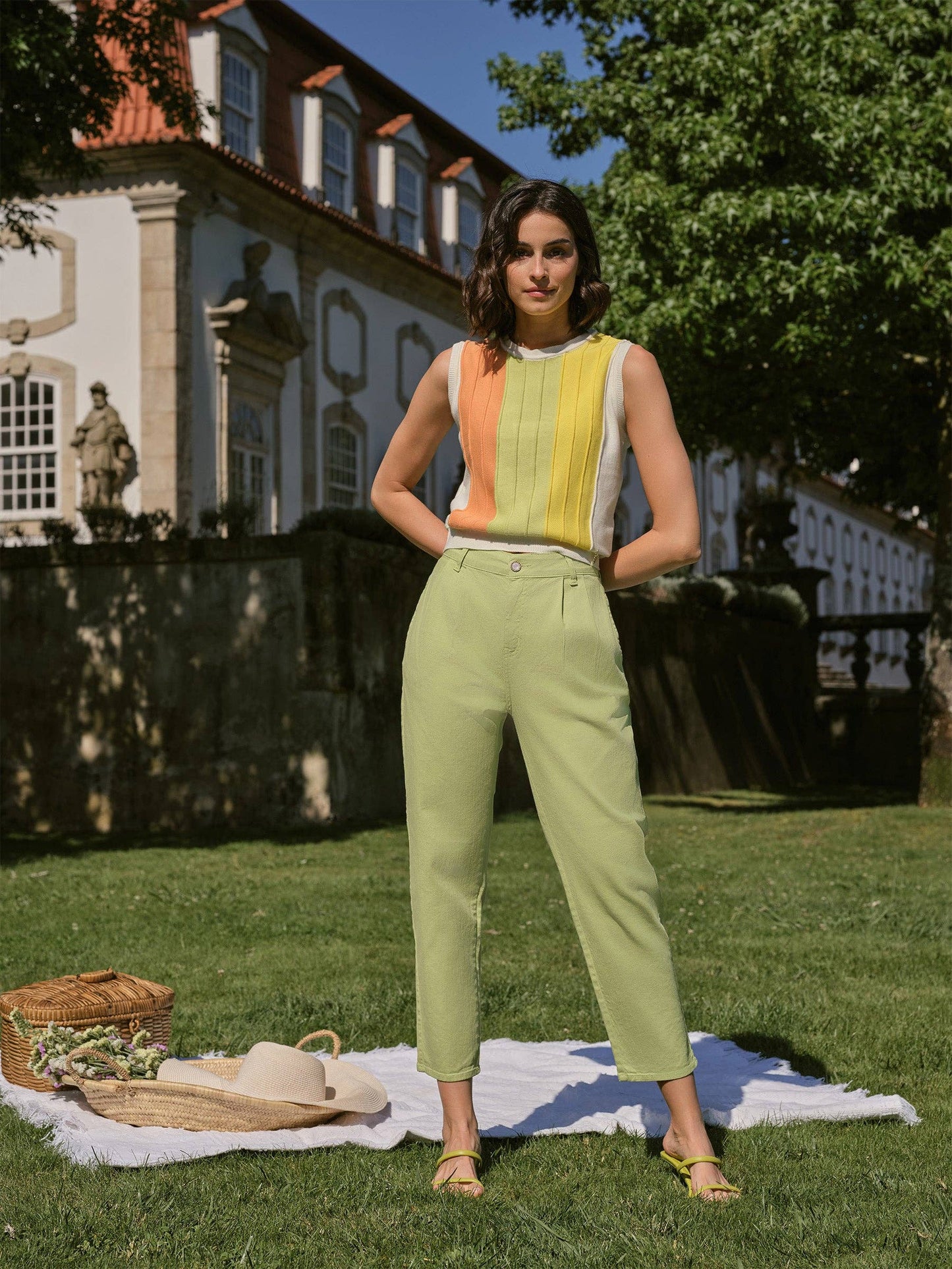 Pantaloni con pinces in cotone stretch a vita alta