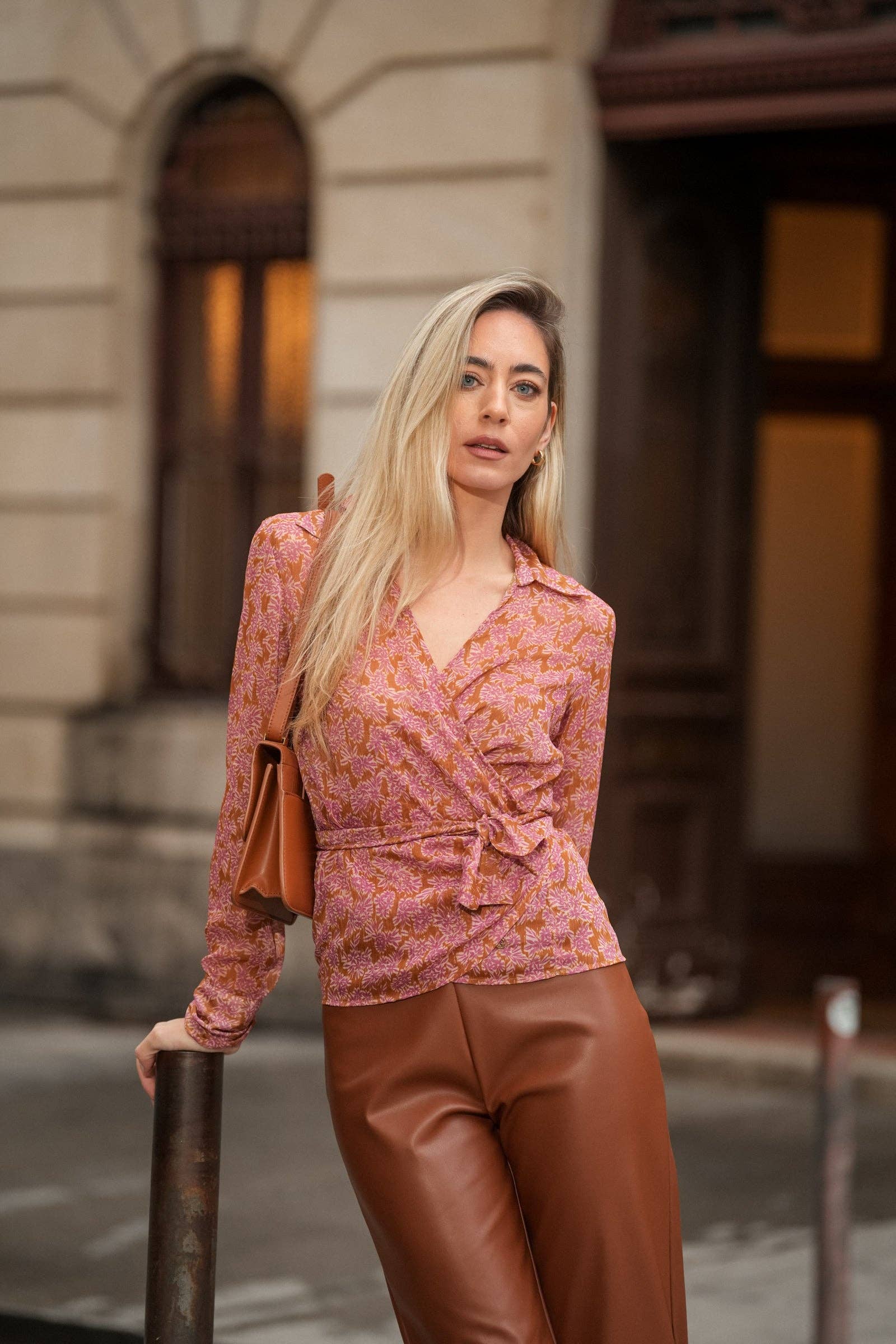 Blusa incrociata floreale in viscosa