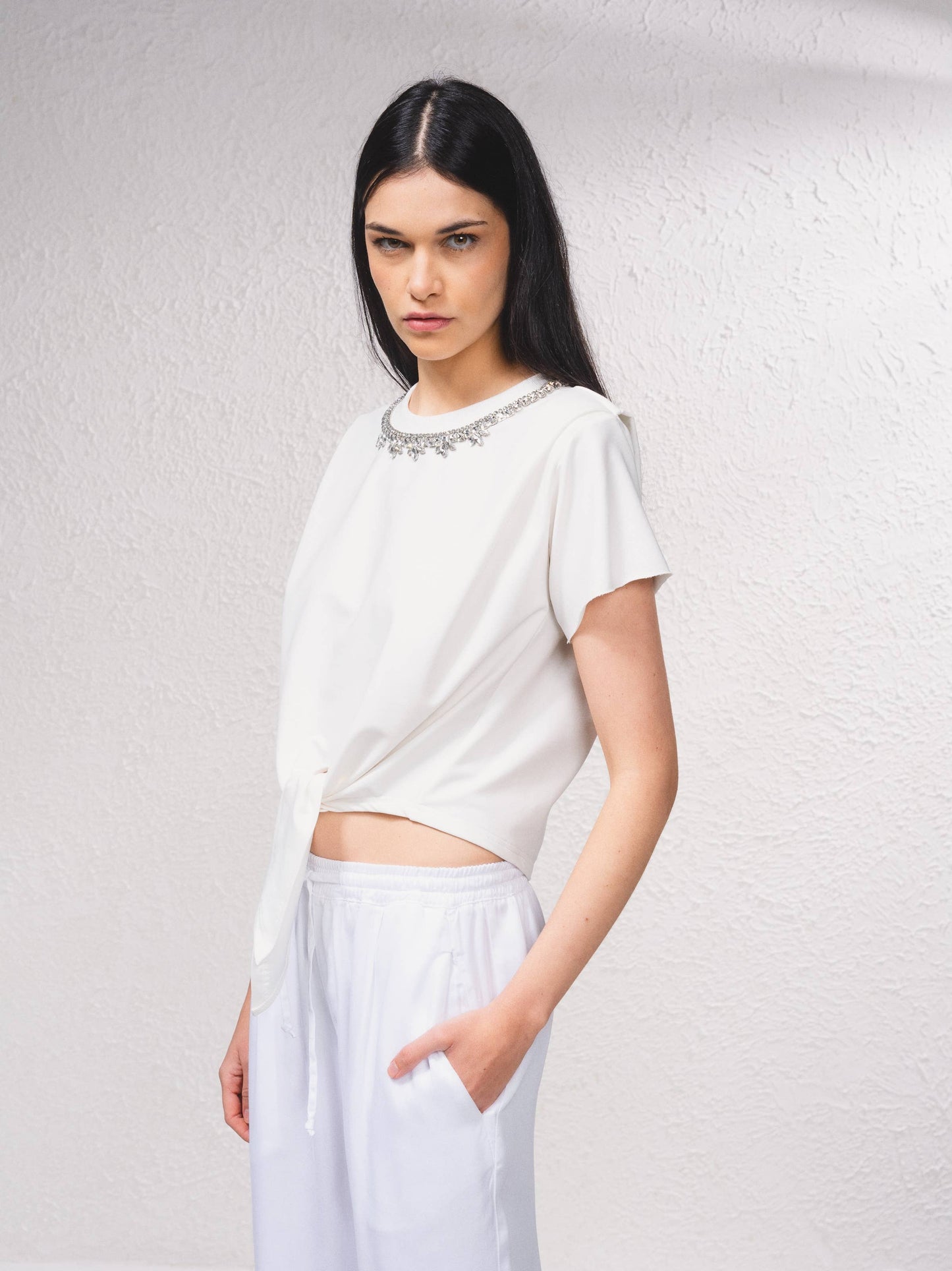 T-shirt crop con fiocco e applicazioni gioiello