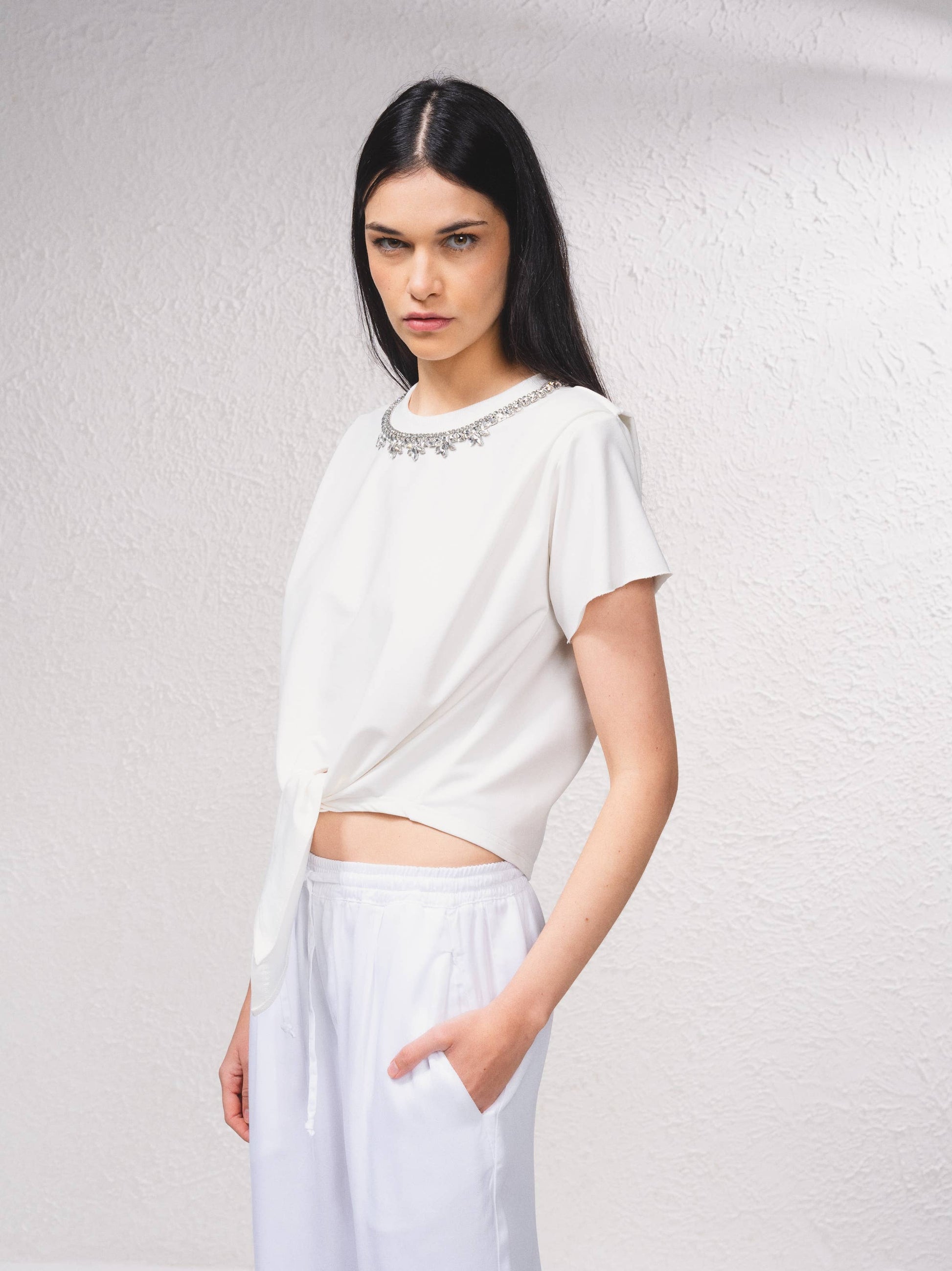 T-shirt crop con fiocco e applicazioni gioiello