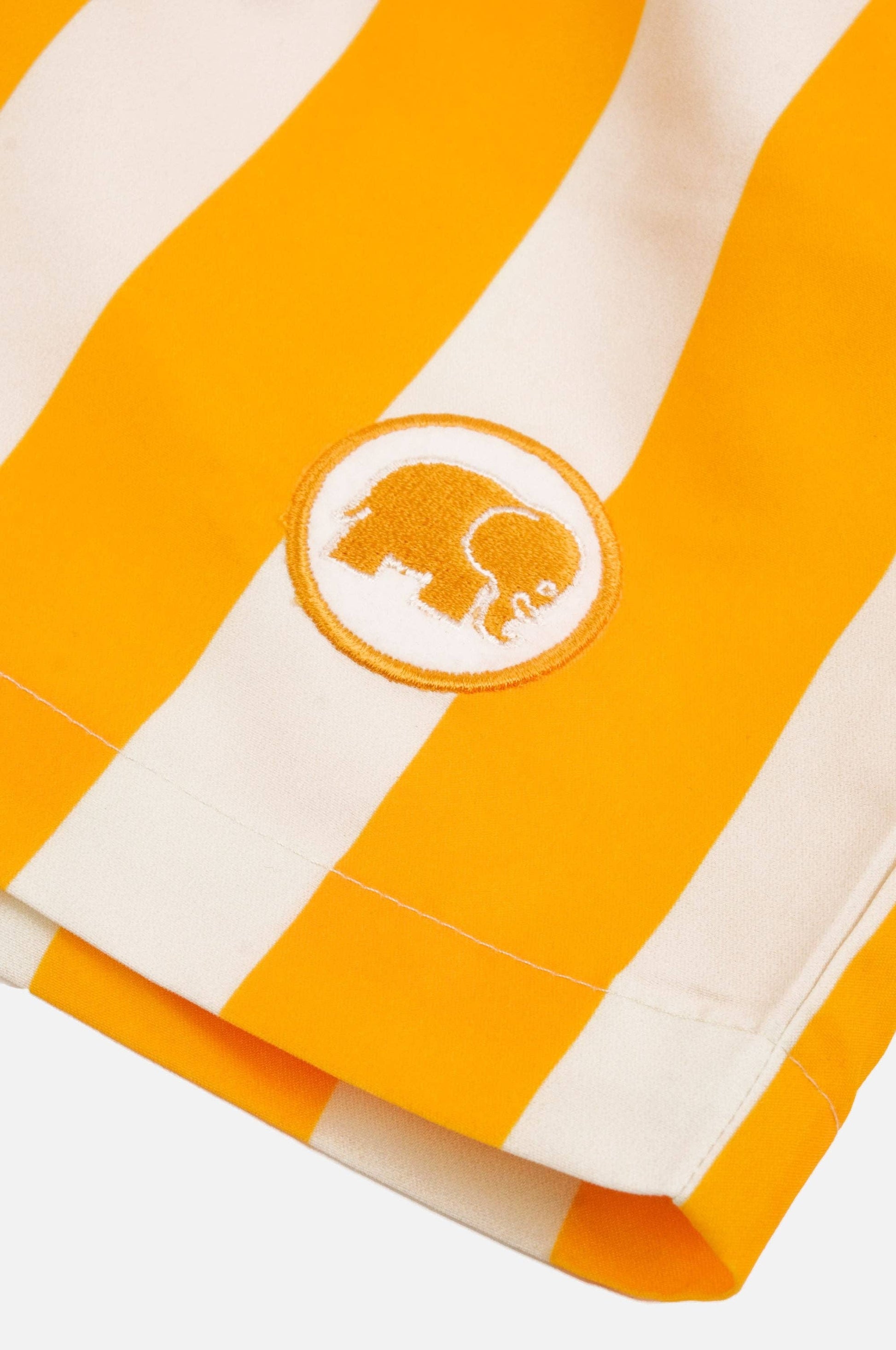 Costume da bagno uomo a righe giallo dorato in SEAQUAL® Yarn
