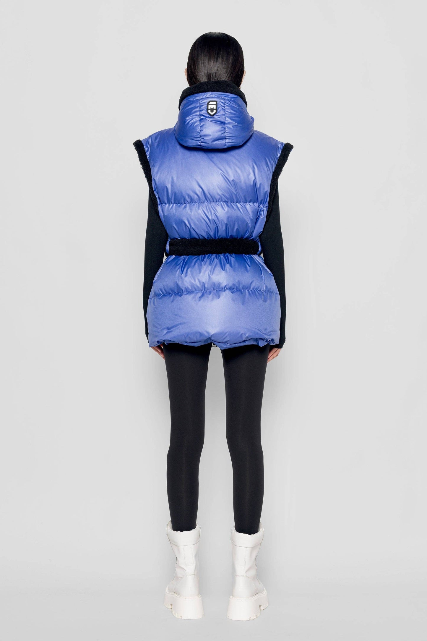 Gilet imbottito con cappuccio e cintura in eco shearling