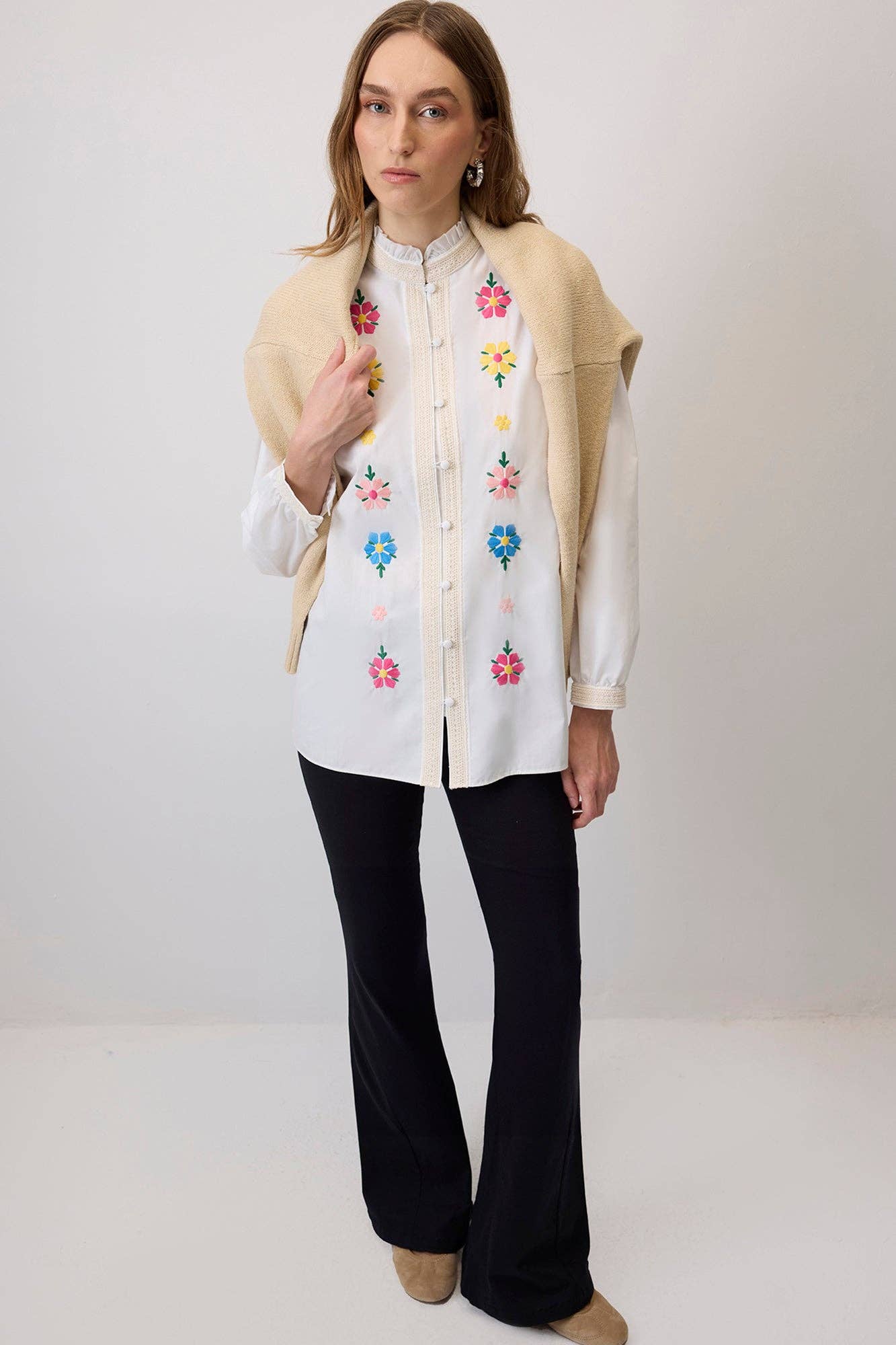 Camicia in popeline ricamata a fiori