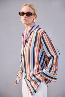Camicia in raso a righe multicolore con polsini a contrasto