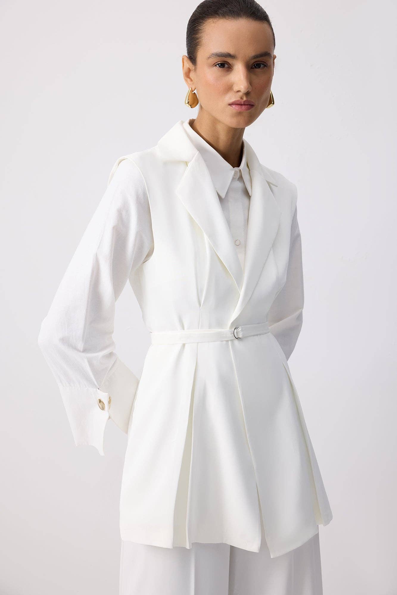 Completo ecru con blazer plissettato e pantaloni palazzo con cintura