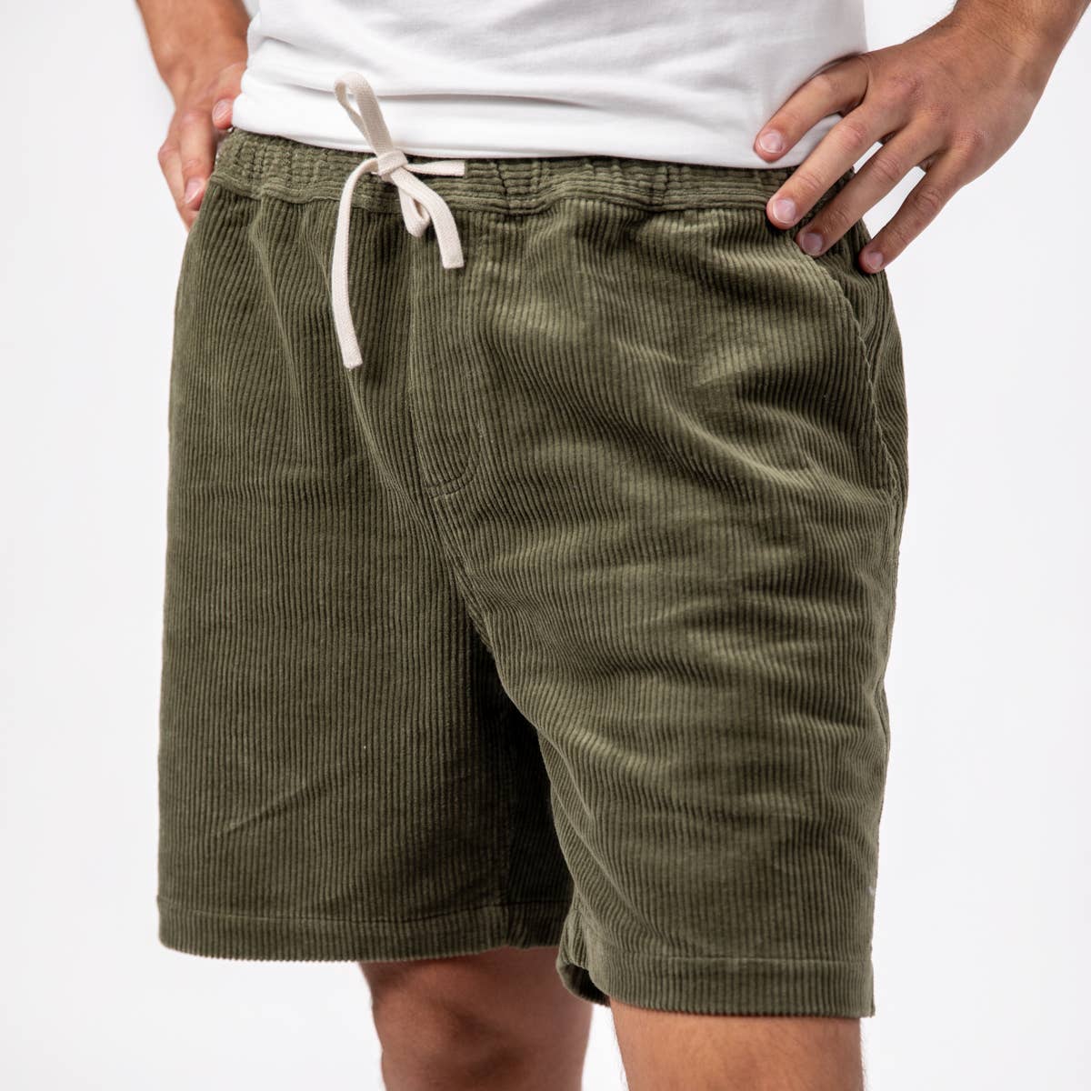 Pantaloncini in velluto a coste con coulisse elasticizzata verde