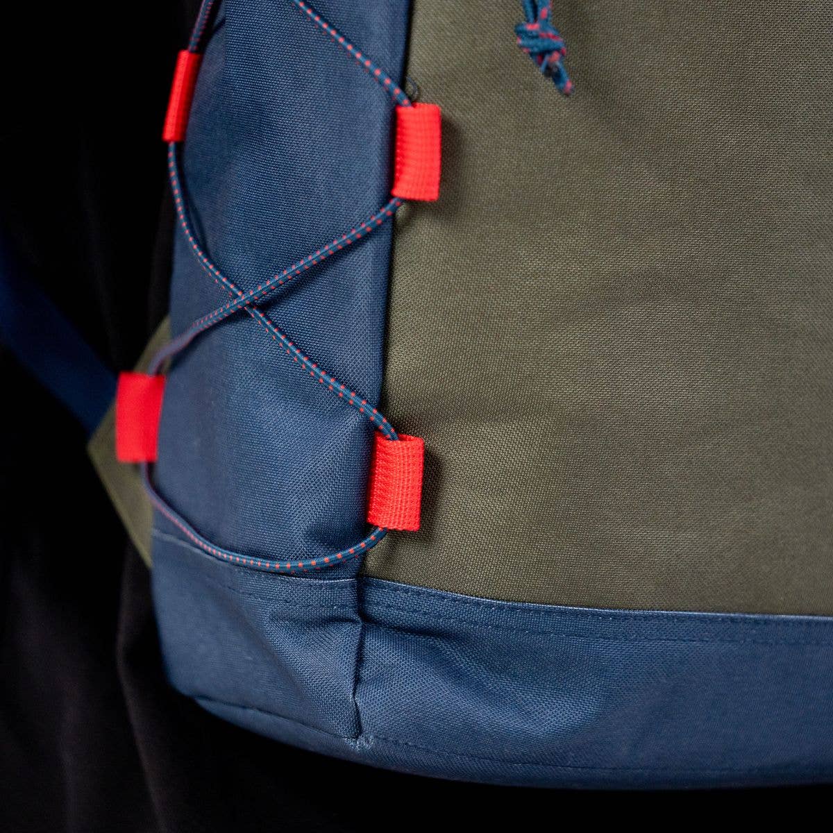 Zaino roll-top in poliestere riciclato navy e khaki