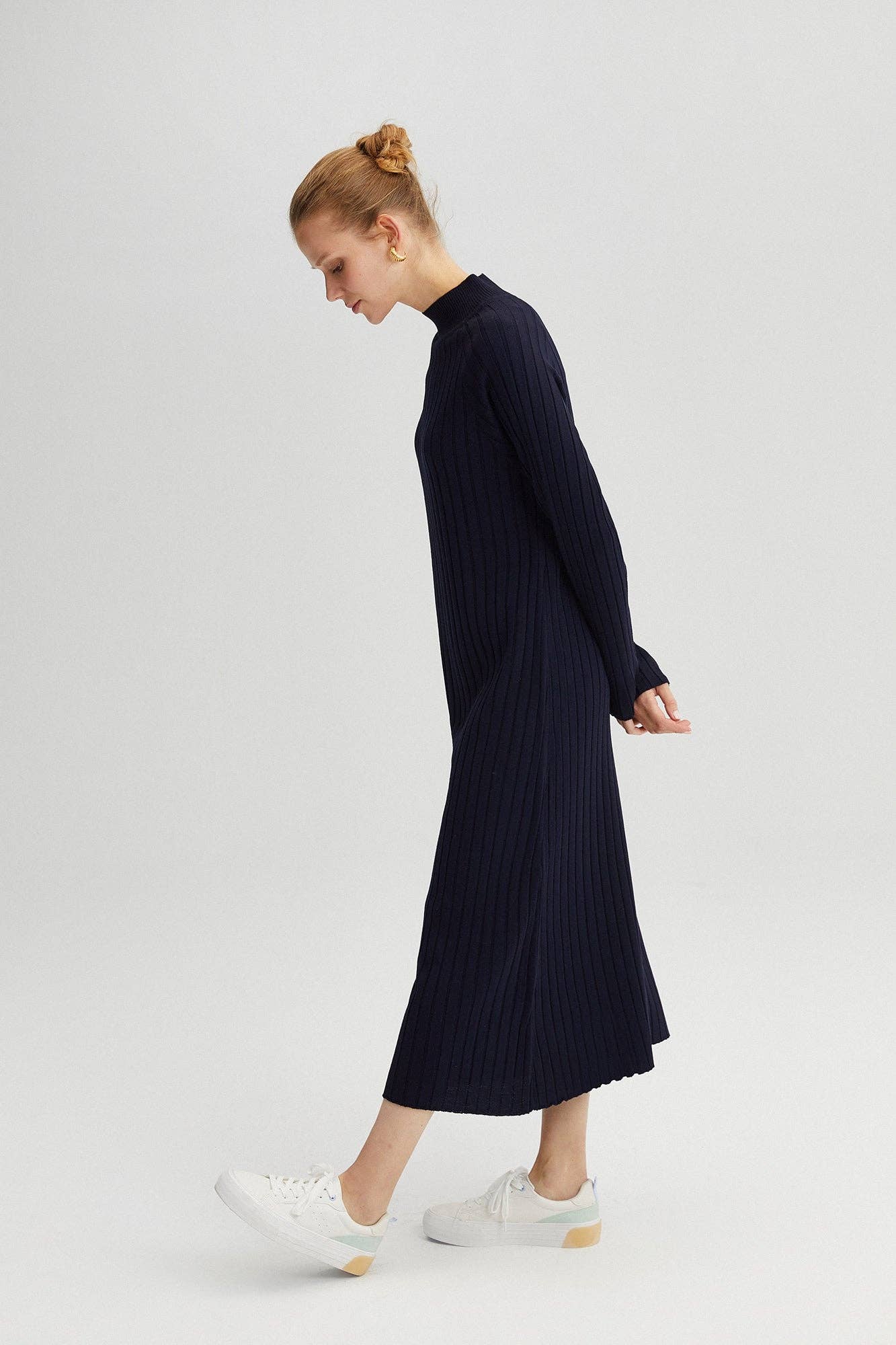 Abito lungo a costine con collo alto in blu navy