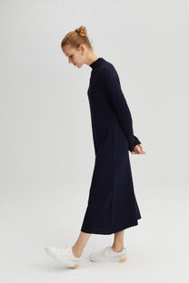 Abito lungo a costine con collo alto in blu navy