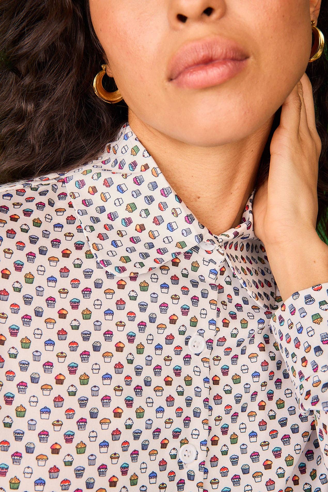 Camicia fantasia cupcake con bottoni blu