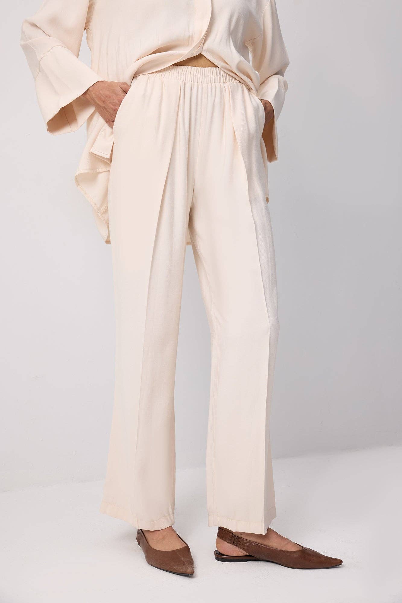 Completo donna camicia testurizzata con cintura e pantaloni palazzo