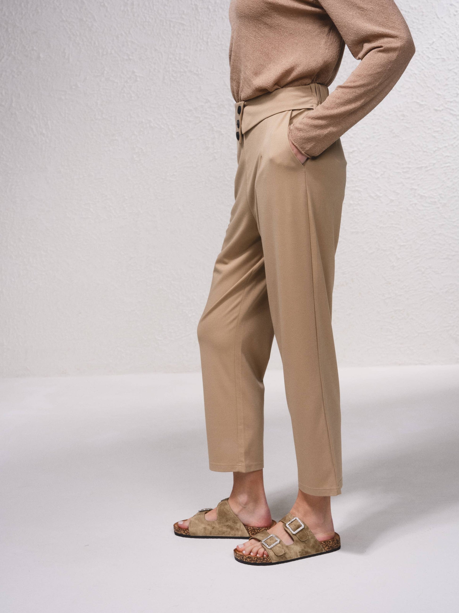 Pantaloni dritti con bottoni decorativi e vita elasticizzata