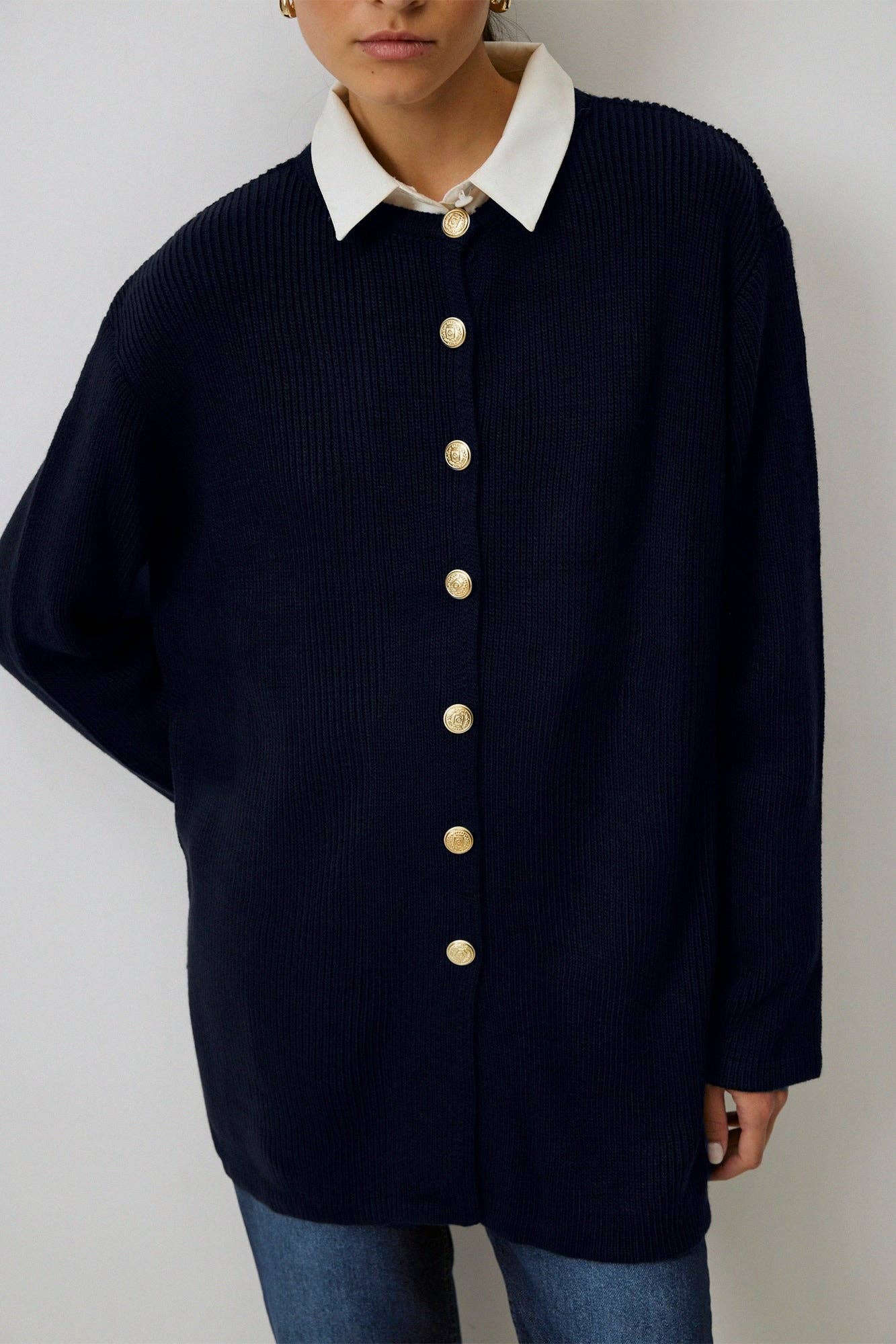 Cardigan lungo blu navy con bottoni dorati