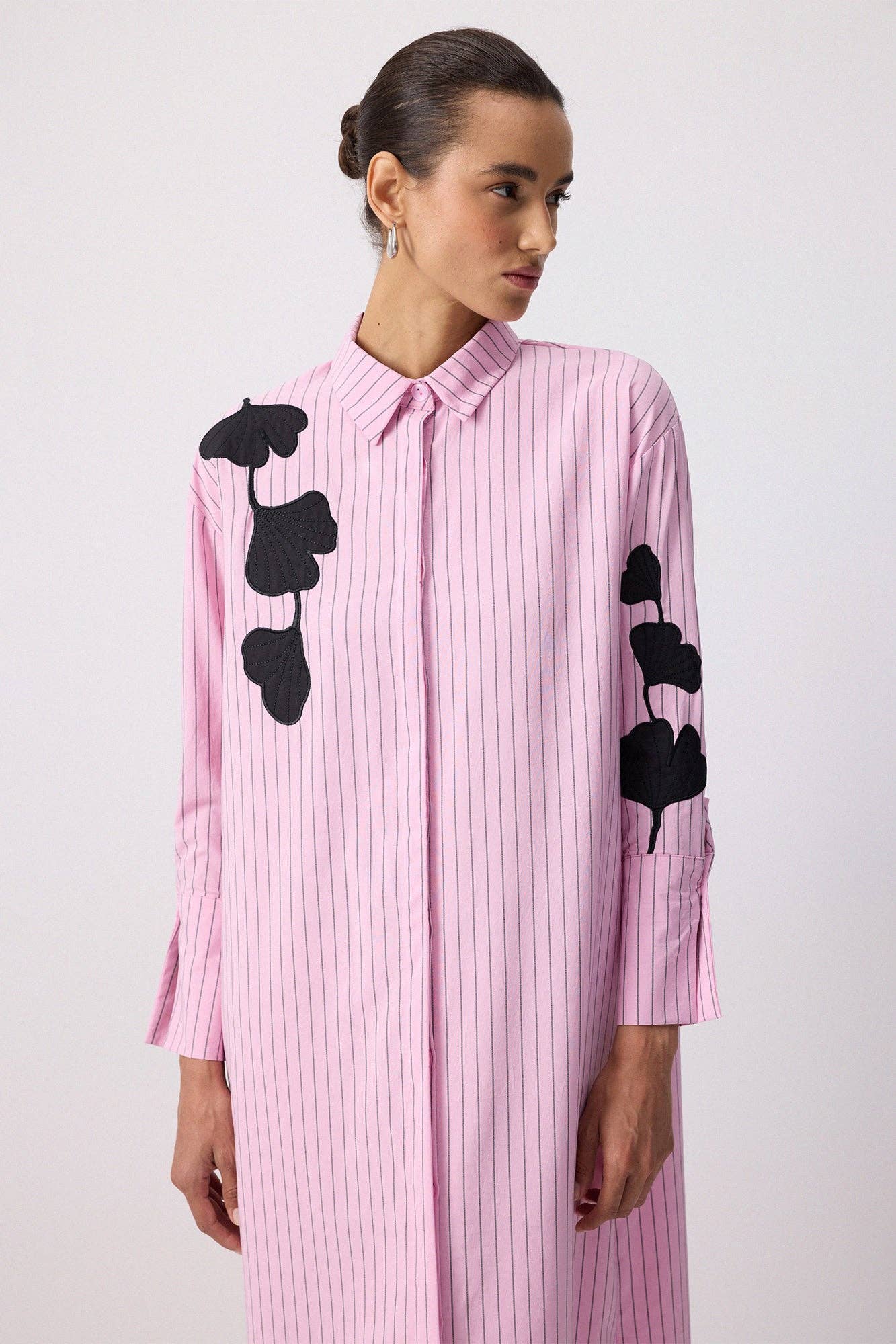 Abito camicia maxi a righe rosa con ricamo floreale