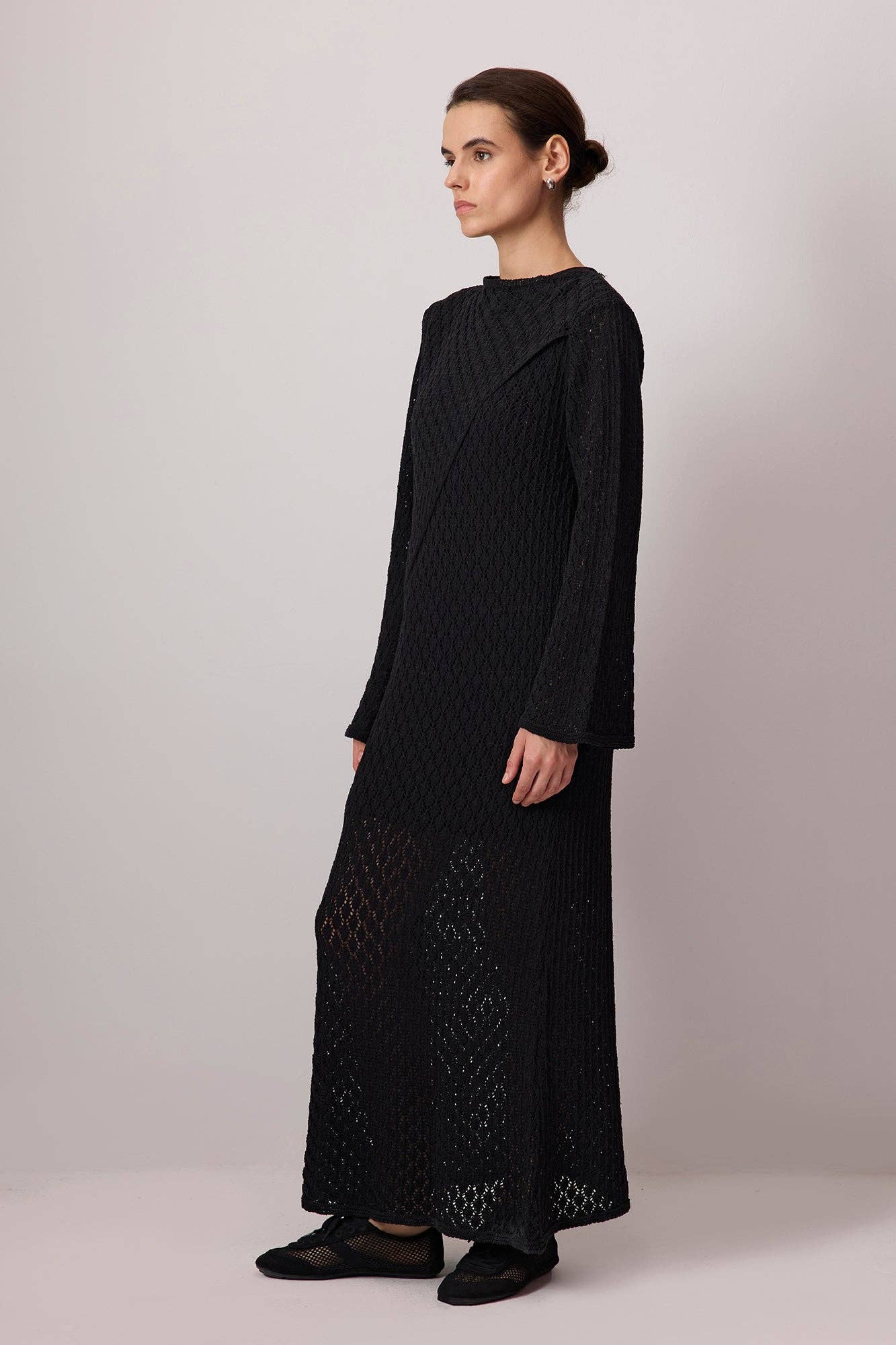 Abito lungo nero in crochet a maniche lunghe in misto cotone