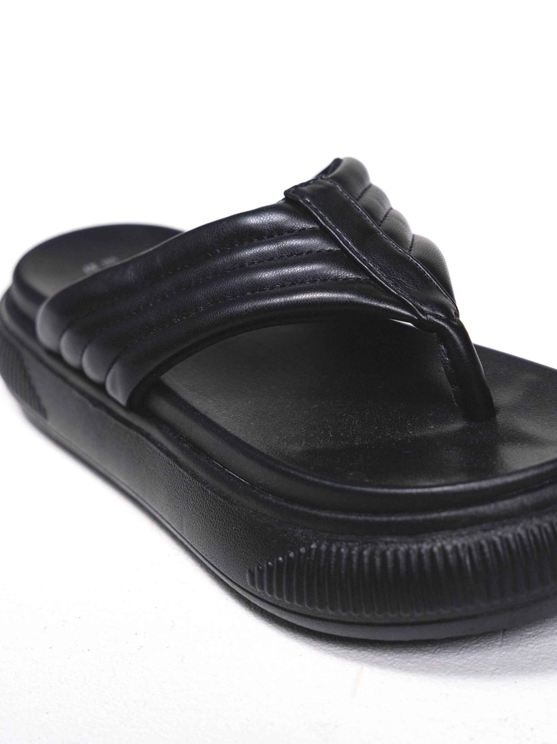 Sandali infradito platform con zeppa e fasce imbottite