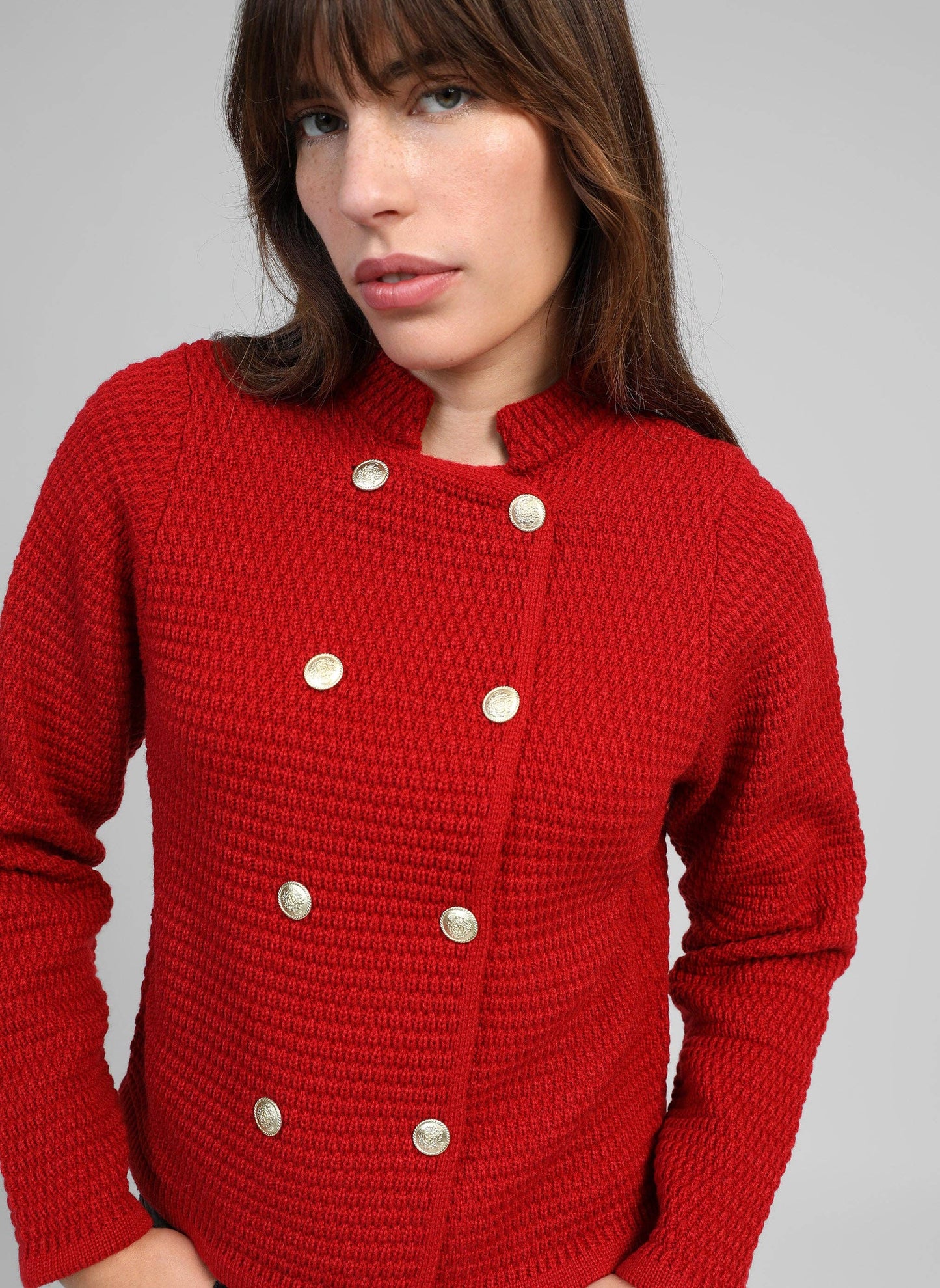 Cardigan in maglia rossa con bottoni dorati e collo alto
