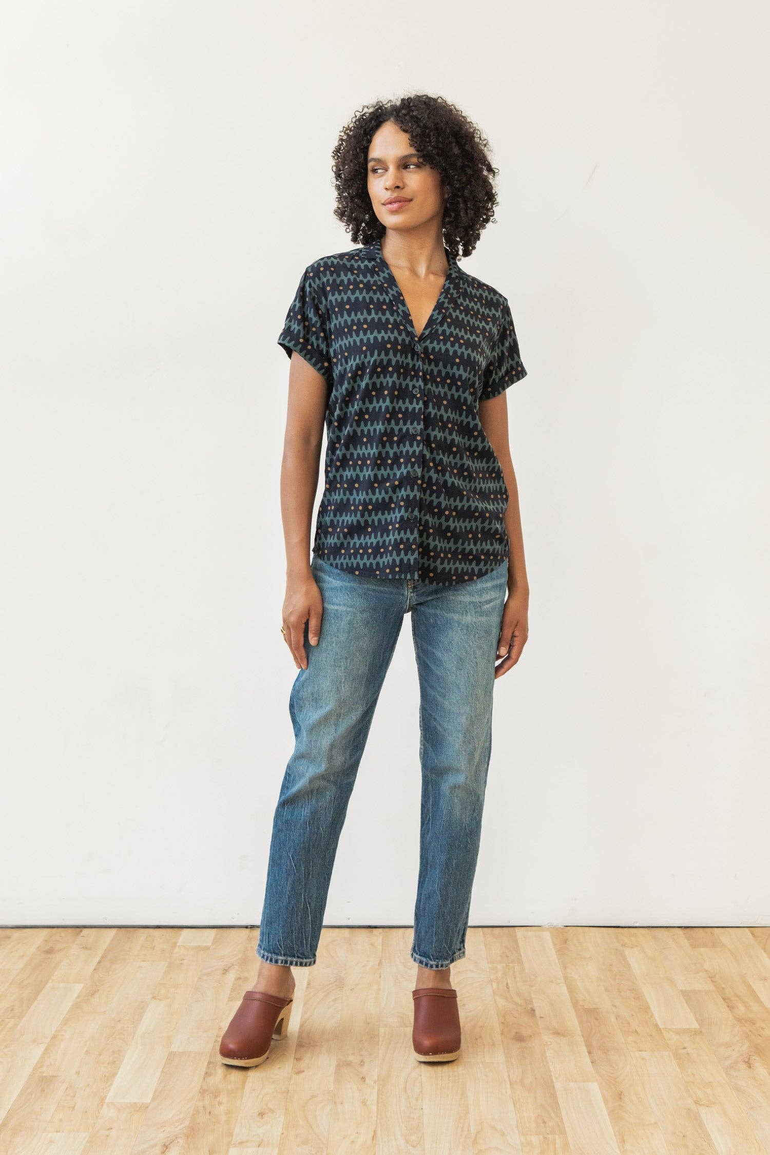 Camicia Innes a maniche corte con stampa a spina di pesce
