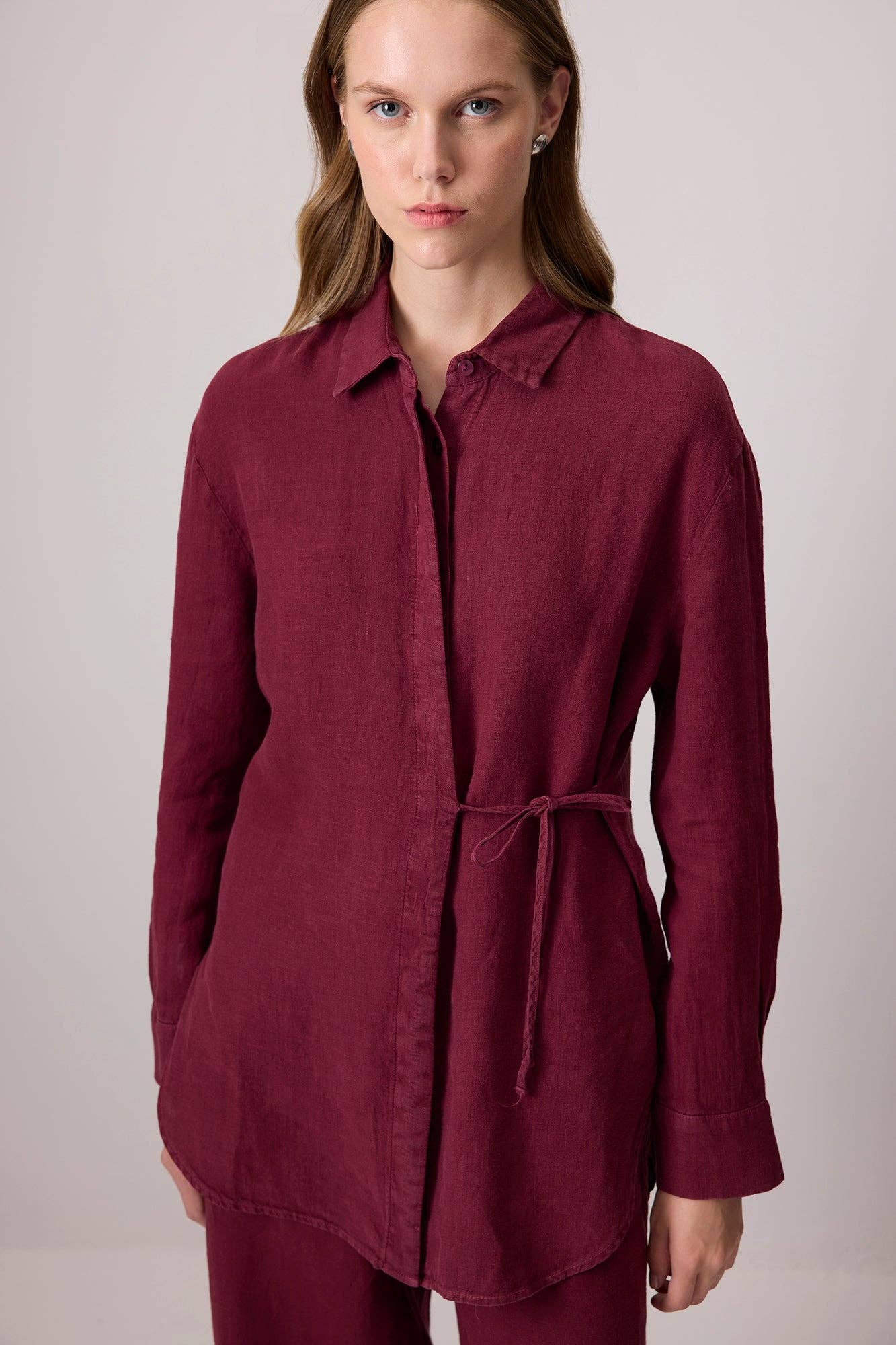 Completo in lino bordeaux con camicia con cintura e pantaloni wide-leg