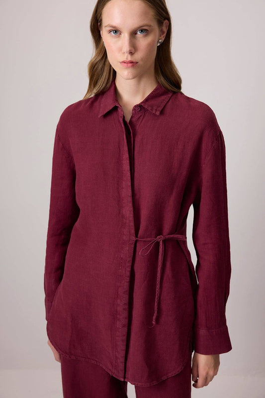 Completo in lino bordeaux con camicia con cintura e pantaloni wide-leg