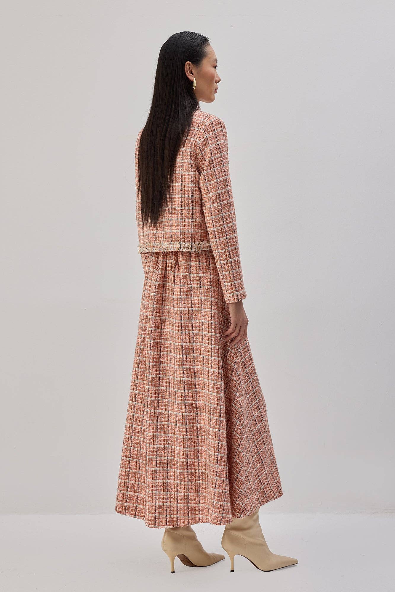 Completo in tweed con giacca corta e gonna lunga