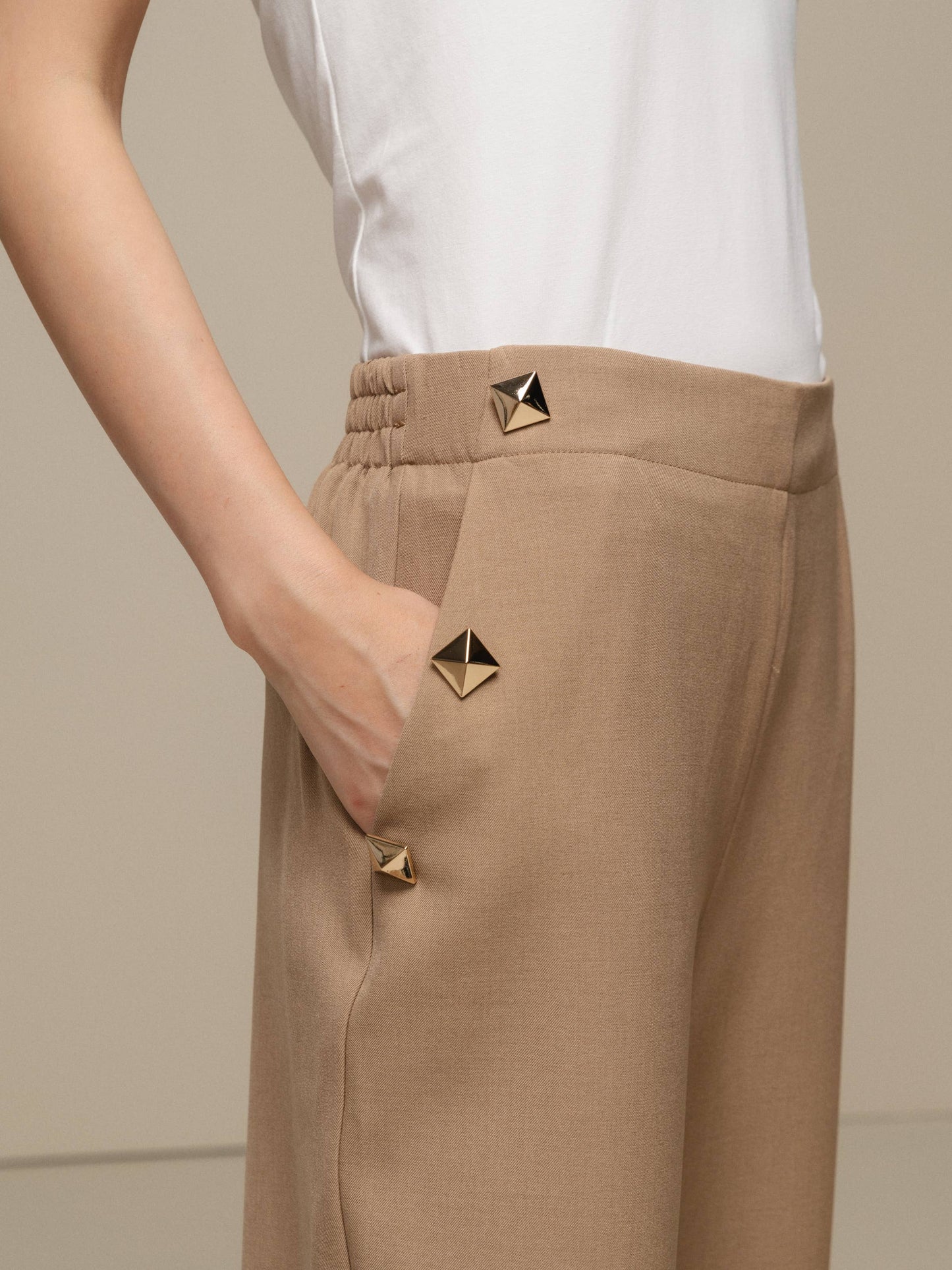 Pantaloni da donna eleganti con borchie