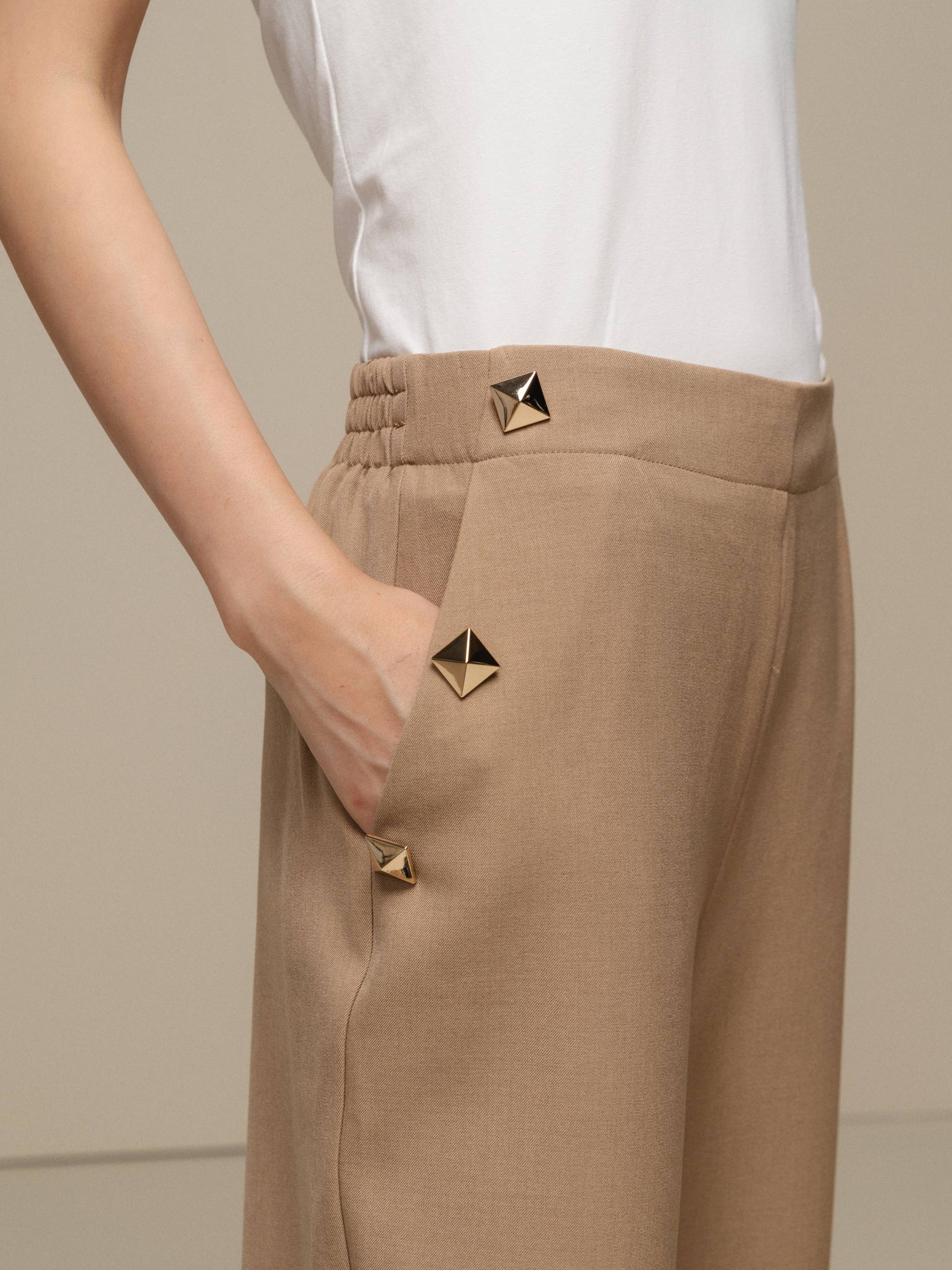 Pantaloni da donna eleganti con borchie