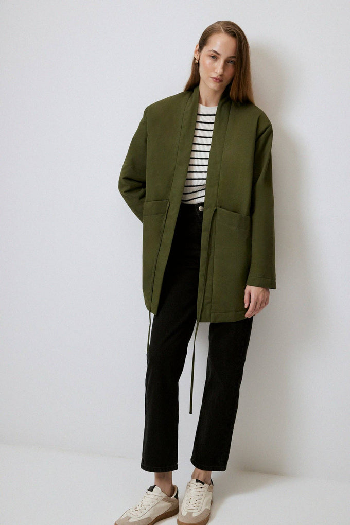 Cappotto in gabardine con tasche ampie