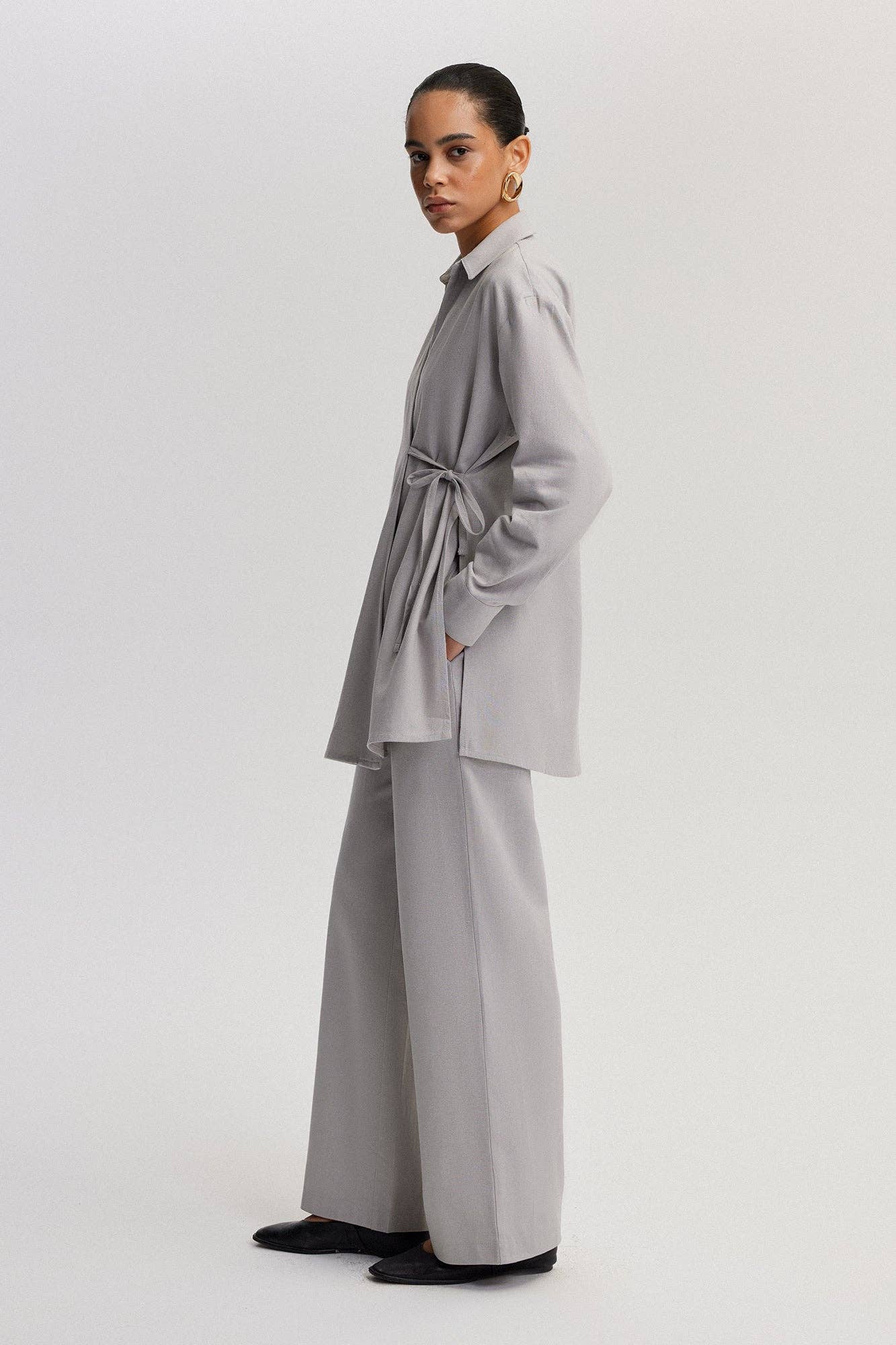 Completo pantaloni e camicia kimono con laccetti incrociati