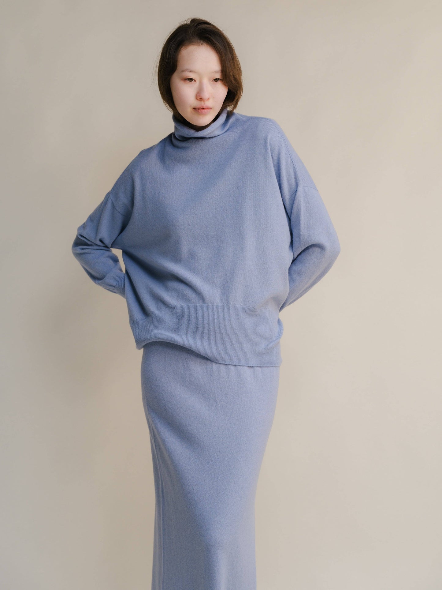 Maglione lungo dolcevita in misto cashmere con lavorazione 3D
