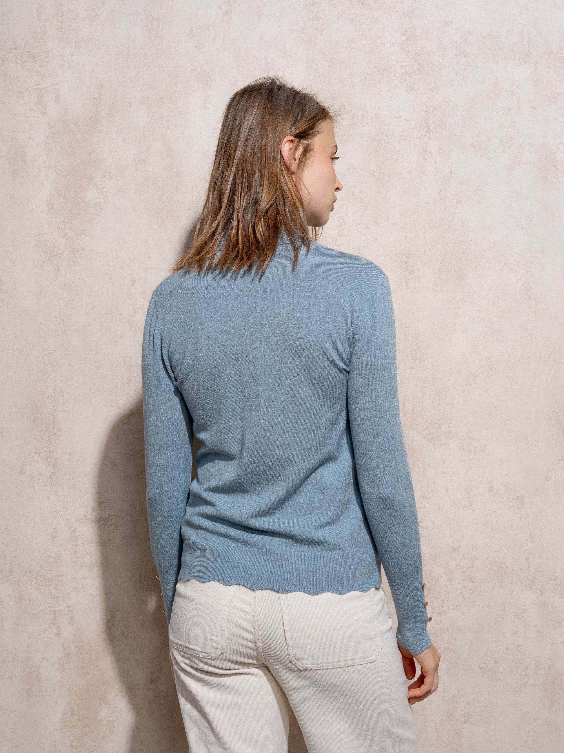 Maglia dolcevita a coste con bottoni dorati