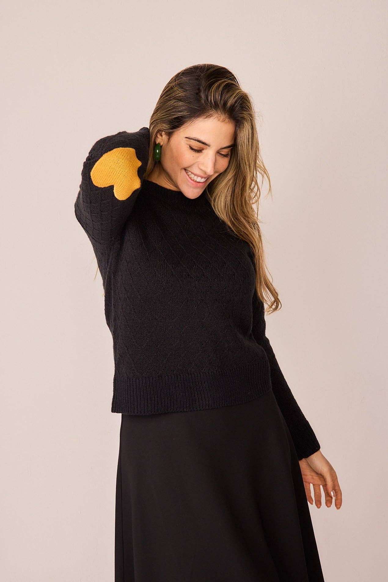 Maglione nero con toppe a cuore e bottoni sul retro