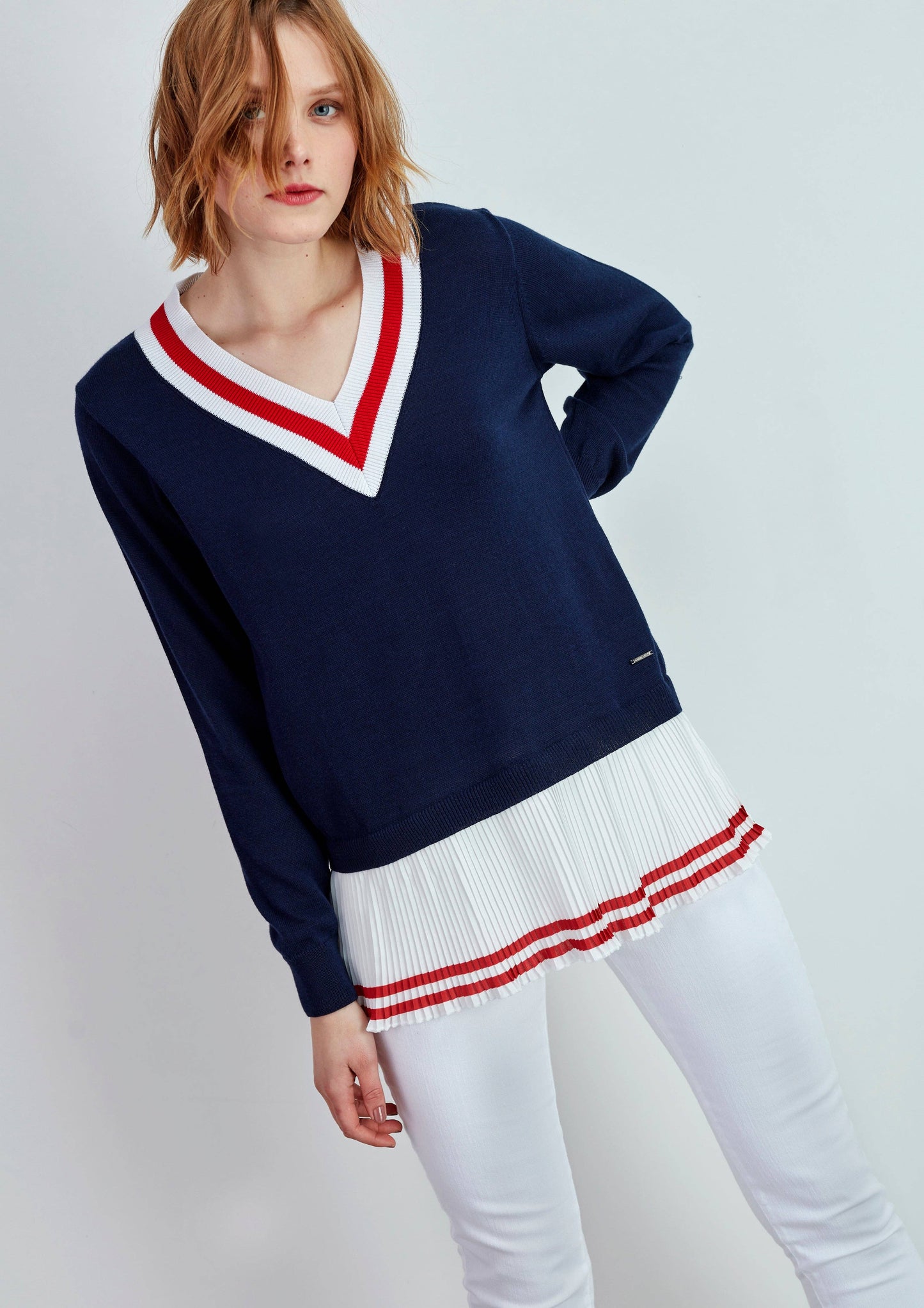 Maglione blu con scollo a V e bordo plissé