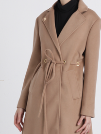 Cappotto lungo con cintura e occhielli