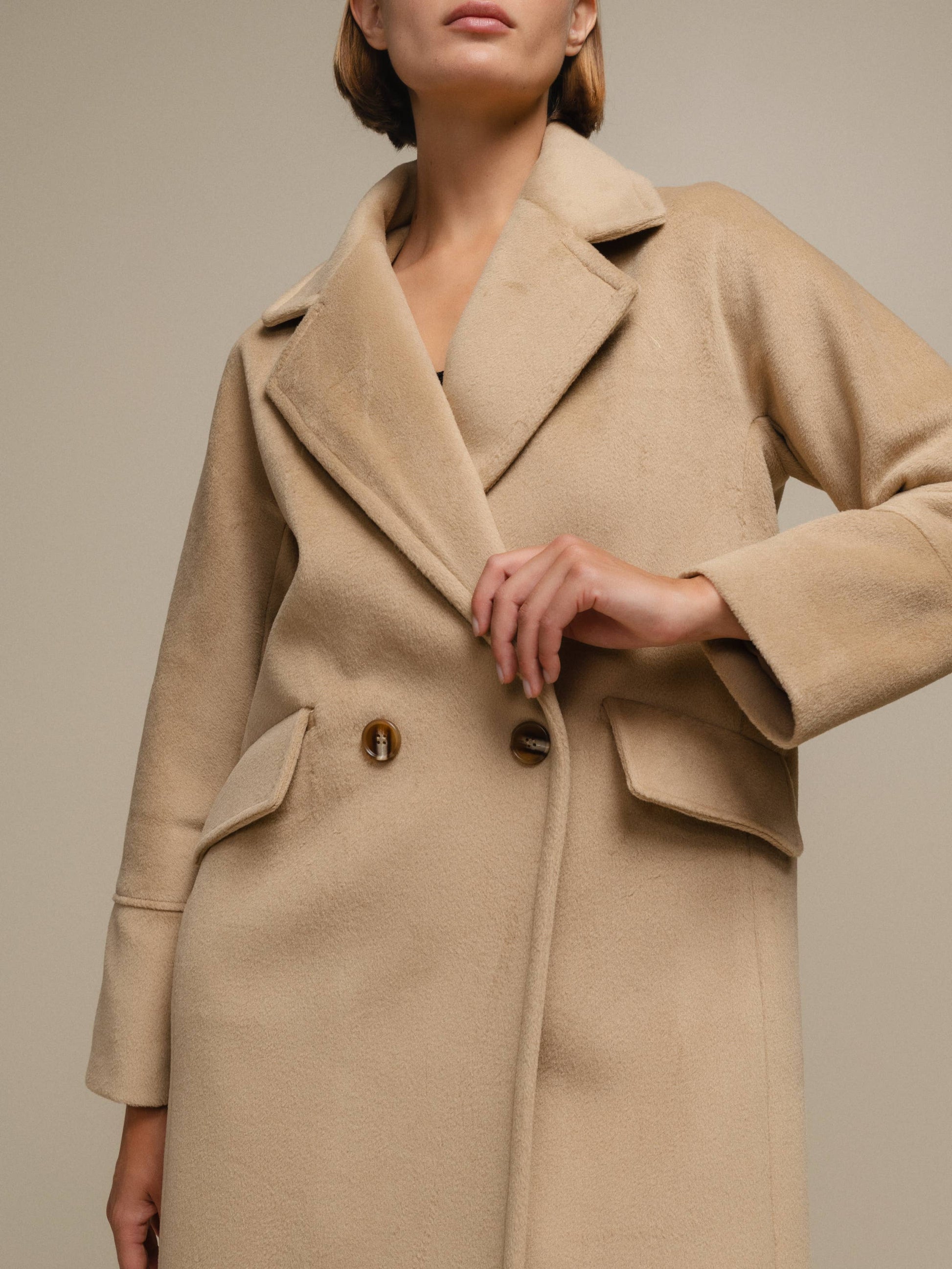 Cappotto doppiopetto color cammello da donna