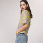 Blusa floreale con colletto e maniche corte