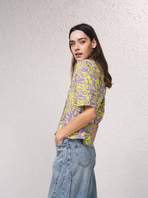 Blusa floreale con colletto e maniche corte