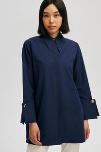 Camicia in popeline blu navy con polsini ampi e bottoni oro