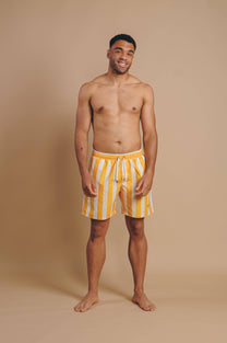 Costume da bagno uomo a righe giallo dorato in SEAQUAL® Yarn