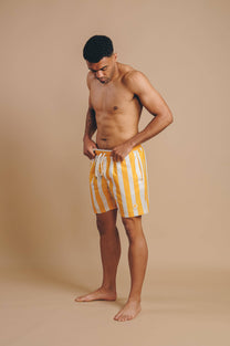 Costume da bagno uomo a righe giallo dorato in SEAQUAL® Yarn