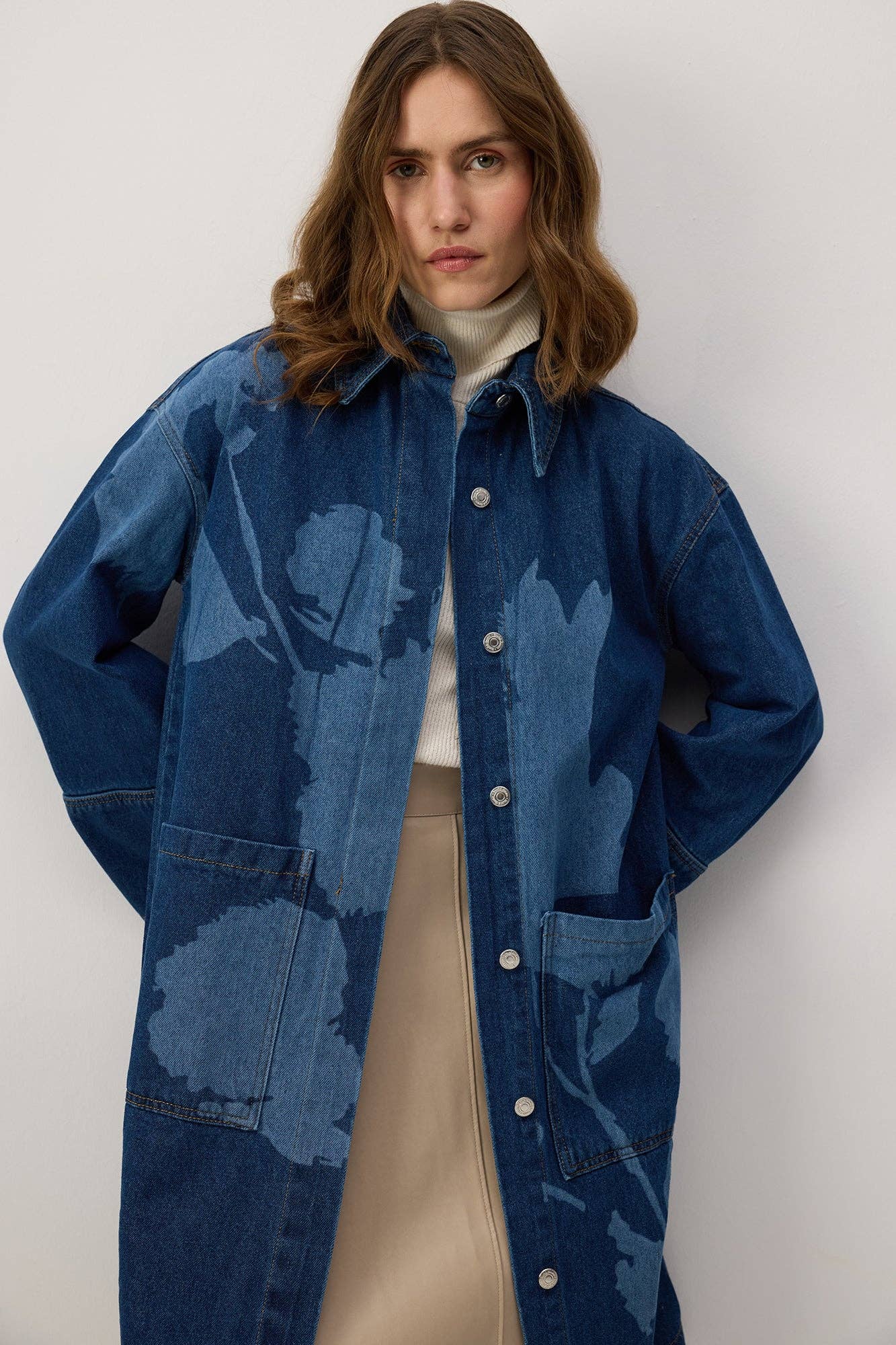 Giacca lunga in denim con stampa floreale