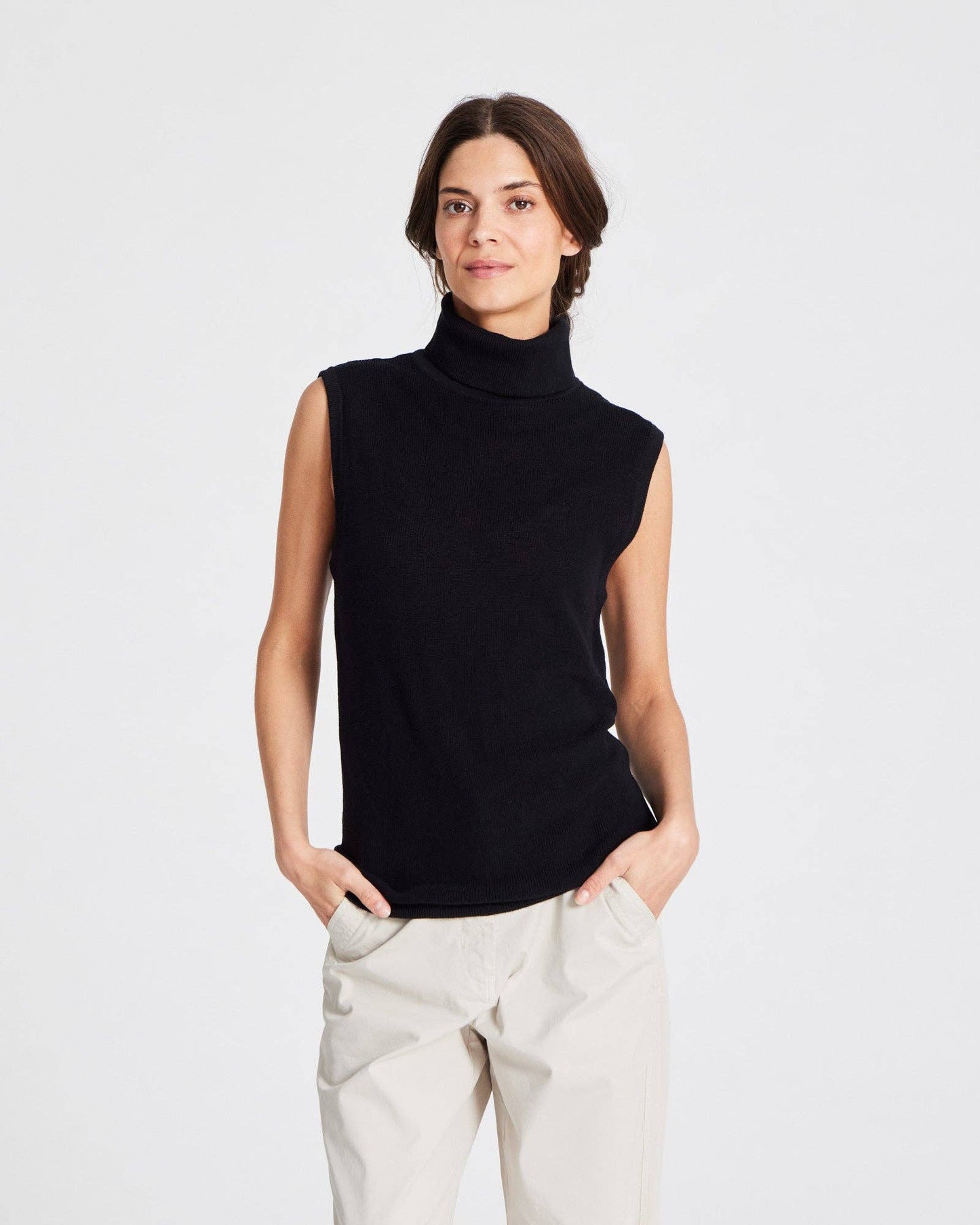 Top smanicato a collo alto in cotone organico nero