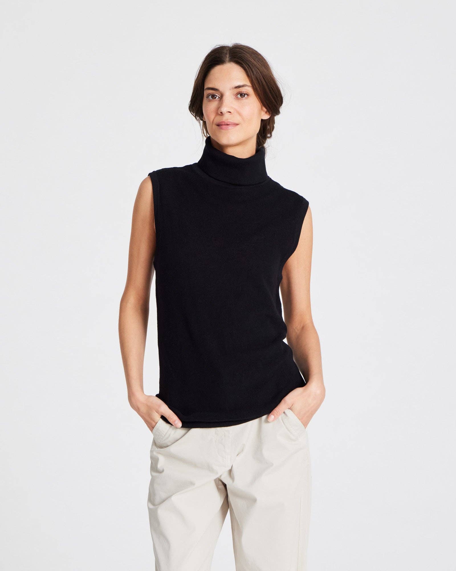 Top smanicato a collo alto in cotone organico nero